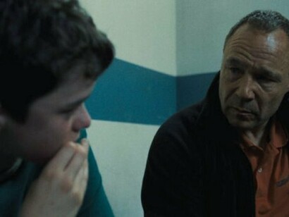 Cena da série Adolescência. Uma faceta que não podemos desconsiderar é a possibilidade de um adolescente que não tenha redes sociais ser excluído das vivenciais tão necessárias à essa etapa de vida, onde se busca entender quem se é fazendo parte de um grupo. Pertencer e ser aceito são aspectos primordiais para o desenvolvimento saudável dos adolescentes