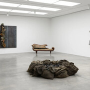 David Hammons and Jannis Kounellis, exhibition view. Courtesy of White Cube