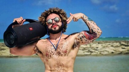 Homem vai à praia com caixa de som potente. Você está num momento de completa paz na areia da praia ou banhando-se no mar e de repente ele brota carregando suas potentes caixas de som, “distribuindo” músicas do seu gosto musical que acredita piamente ser o gosto de todos que estão por ali. Pior quando resolve parar próximo a você e então será torturado por aquele som ensurdecedor por alguns minutos até que ele se vá ou você desista e vá embora primeiro