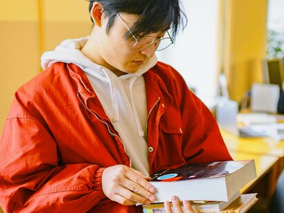 Jovem estudando. Mais importante do que saber o conteúdo, é saber aplicá-lo. Também não estou falando para você fazer uma bateria de exercícios e só conferir o gabarito e contar “de tantas questões, acertei tantas ou errei tantas”