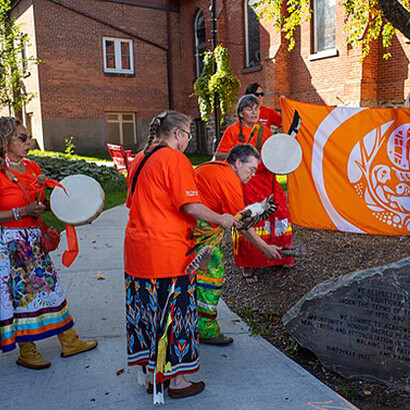 Cuando pensamos en el todo, la nada y el algo, damos con un "sistema" de cuantificación lógica. Día Nacional de la Verdad y la Reconciliación en Hunsville, Ontario, Canadá