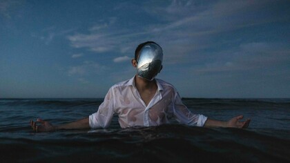 Una crisi che coinvolge l'intera società