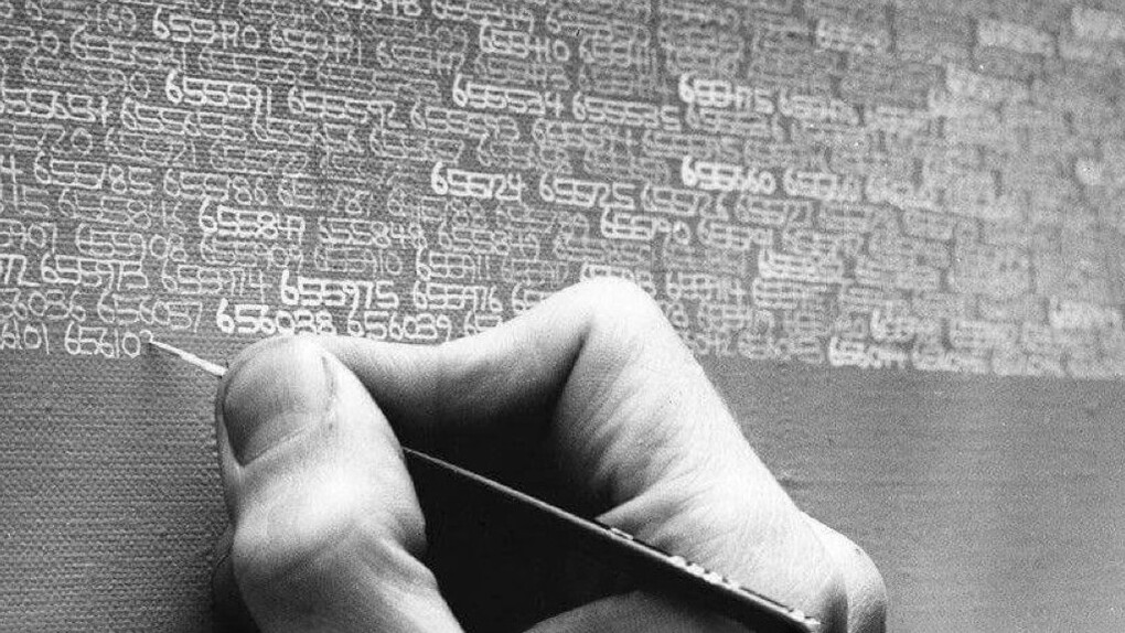 Roman Opalka – 1965 / 1 – ∞. La repetición atraviesa múltiples dimensiones de la experiencia humana, desde el aprendizaje y los hábitos diarios hasta los rituales colectivos, las prácticas simbólicas y la construcción de sentido en el tiempo