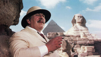 L’elegantissimo, scostante e infallibile Hercule Poirot di Agata Christie interpretato da Peter Ustinov