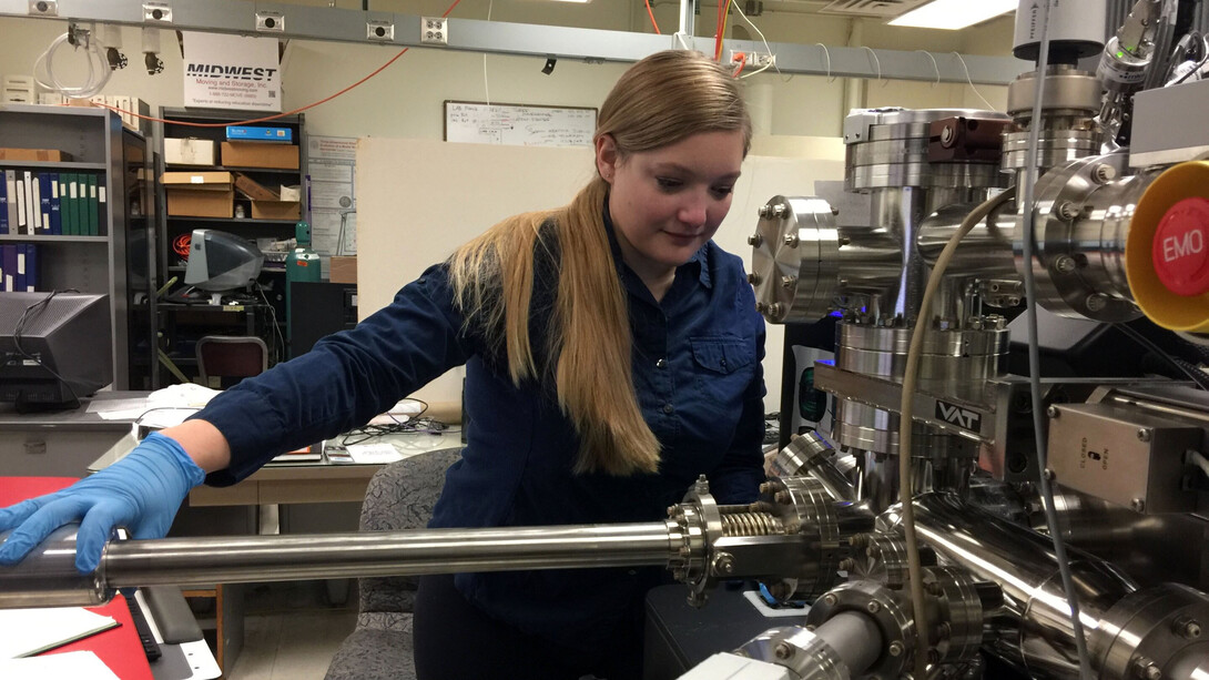 Jennika Greer, del equipo de investigación, trabajando en el laboratorio de la Northwestern University en la realización del nuevo estudio de los cristales lunares. Foto: Dieter Isheim