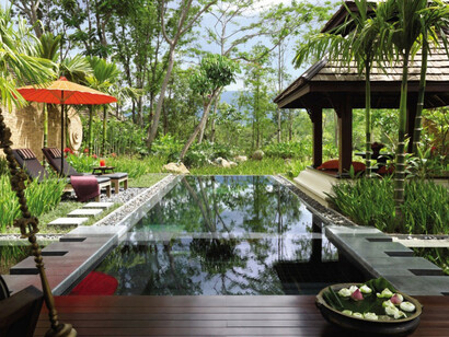 Piscina exterior en medio de la naturaleza