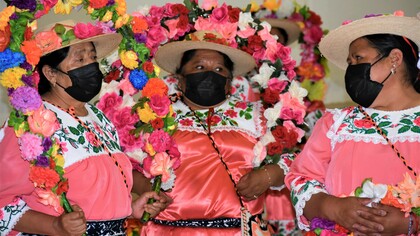 Si consideramos que pertenecemos a un determinado sector de la sociedad y esa pertenencia nos define, difícilmente podremos cambiar los patrones o conductas de comportamiento que nos identifican. 
Día Internacional de los Pueblos Indígenas 2022.  Mujeres mayores Indígenas, preparan un baile tradicional en el municipio de Jiquipilco, Estado de México, México