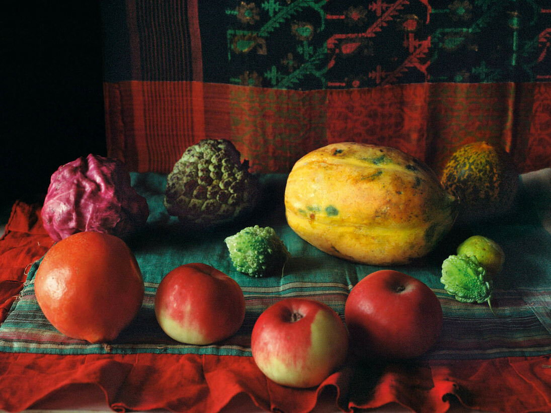 Patrick Faigenbaum, Arrangement de fruits, Dover Lane, Ballygunge, Kolkata sud, octobre 2014, Tirage jet d’encre, pigmentaire, 52,5 x 66 cm © Courtesy Patrick Faigenbaum et Galerie Nathalie Obadia, Paris/Bruxelles