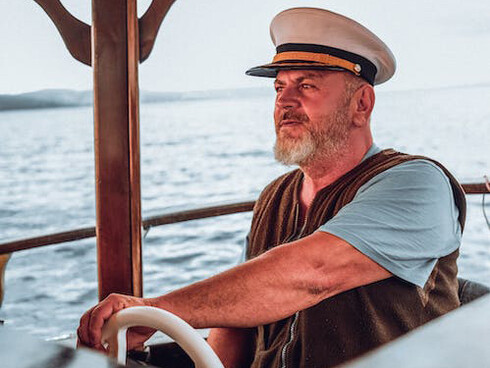 Para angariar a madeira e a calafetagem necessárias, Cook prometera o que não podia em troca da mão de obra nativa