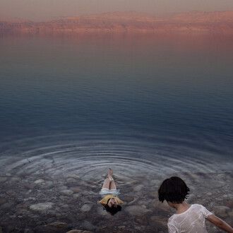 Ragazze palestinesi si bagnano nelle acque del Mar Morto. Cisgiordania, 2009.
©Paolo Pellegrin/Magnum Photos