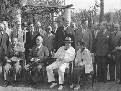 Fotografia de grupo dos representantes das Nações Unidas na conferência do Cairo em 1943, durante a Segunda Guerra Mundial. A reunião visava definir à posição dos Aliados contra o Japão durante a Segunda Guerra Mundial, além de decidir o futuro da Ásia no pós-guerra. O determinismo da proximidade incentivou o aumento expressivo de hispânicos latino-americanos rumando para os Estados Unidos da América. Adicione-se a esses fluxos, a movimentação de judeus do mundo inteiro indo se reunir em Israel após 1948