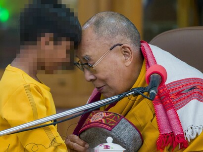 Beijo entre Dalai Lama e menino não é bem visto pelo mundo