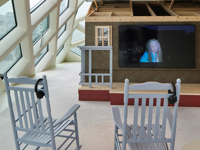 Lizzie Fitch e Ryan Trecartin, It waives back, vista della mostra. Per gentile concessione della Fondazione Prada