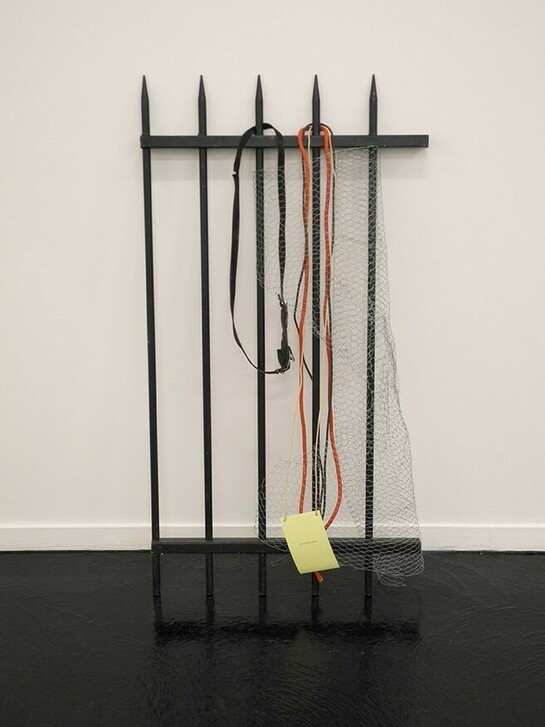 Sergio Verastegui, Tout était là depuis toujours, 2014, fer forgé, cordes, carton, grillage en fer, 64 x 121 x 35 cm, pièce unique, Cortex Athletico, N° Inv. SV/14/057