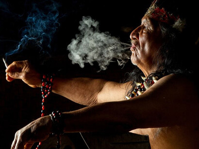 Chamán realizando una limpia, México