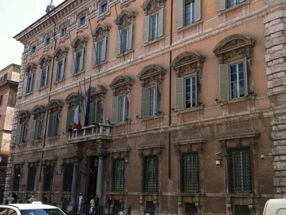 Paesi come il Regno Unito e il Parlamento Europeo hanno già introdotto regolamenti che permettono, in alcune circostanze, l'accesso di animali domestici, rafforzando l'idea che l'Italia potrebbe seguire questa tendenza. Palazzo Madama, Roma, Italia