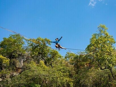 Mulher se equilibra em corda bamba. Muitas vezes nem notamos o aprendizado, mas sempre estamos adquirindo conhecimento simplesmente porque estamos vivendo. Principalmente quem está realizando um sonho, executando seu projeto para alcançar um objetivo
