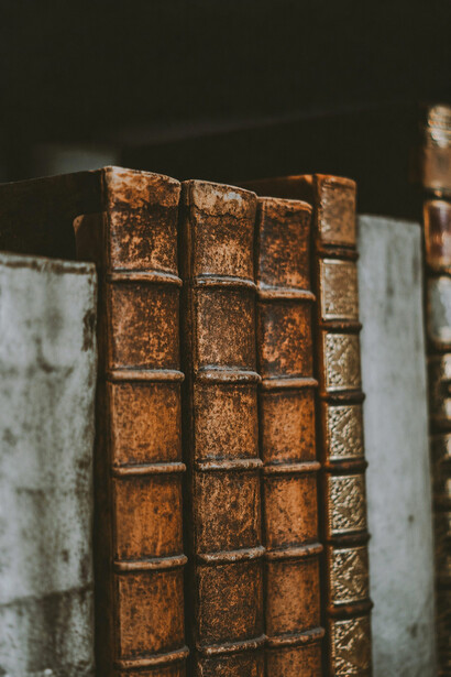 La exactitud de los silogismos revela el esfuerzo filosófico por hacer coincidir lenguaje, verdad y estructura de la realidad