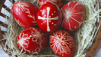 Red Easter eggs: what do the colors symbolize?