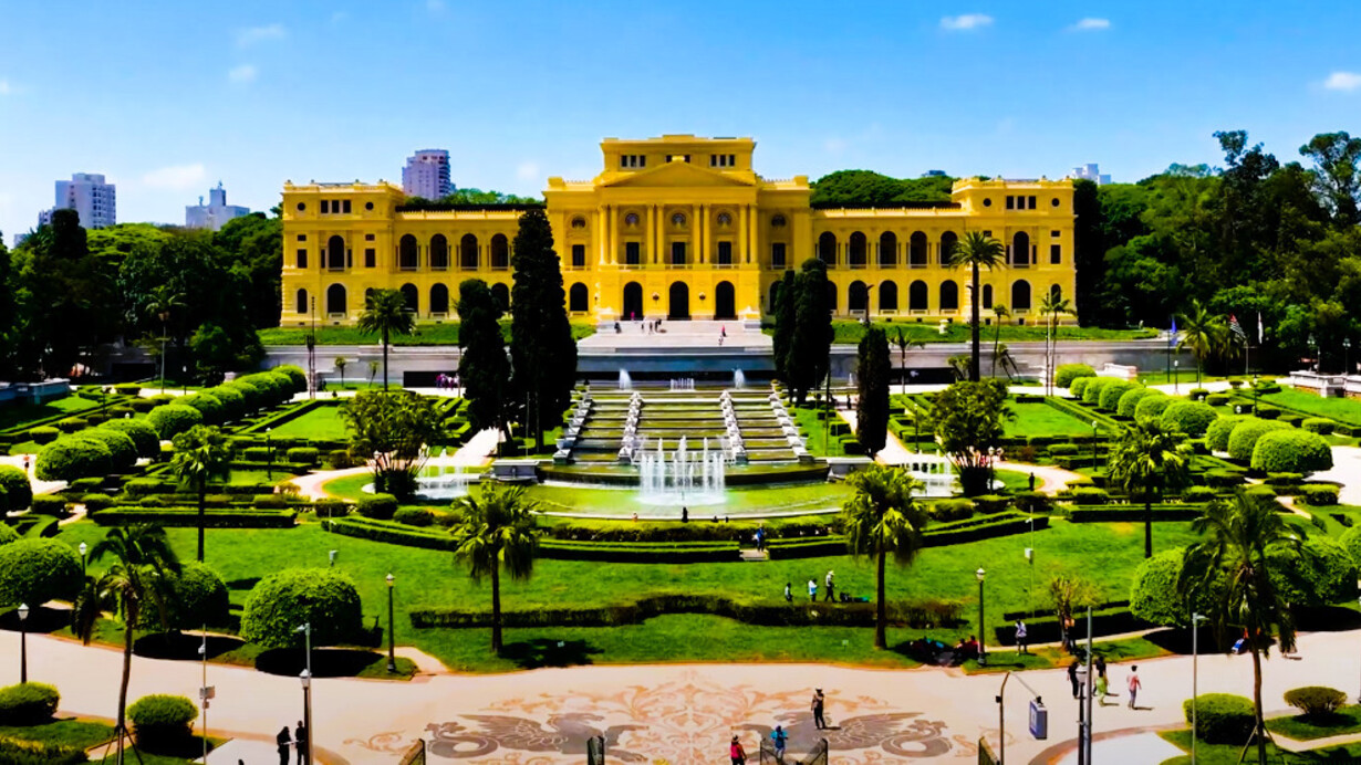 O Museu do Ipiranga nasceu como guardião da história, um lugar onde o passado se materializa em pinturas, documentos e objetos que narram a trajetória de um povo. Visitar o museu é como atravessar um portal do tempo. Cada sala, cada vitrine, cada quadro nos transporta para épocas distintas: o Brasil colonial, o Império, a República nascente. O visitante não apenas observa, mas participa de uma jornada que conecta gerações