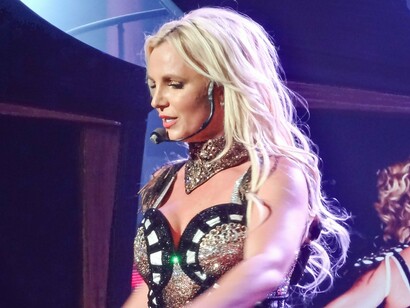 Há também um elemento de identificação: fãs que, na época, passavam por suas próprias crises pessoais ou amadureciam junto com Britney, sentiram que o álbum traduzia uma energia de libertação, fuga e, ao mesmo tempo, vulnerabilidade