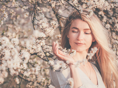 El aroma de un cuerpo femenino en el umbral de la plétora amorosa, en un escaño, bajo los árboles