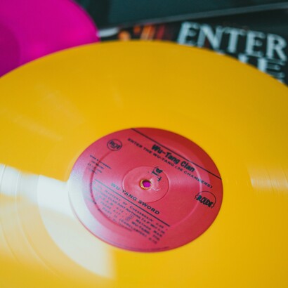 Raccontare la musica significa accettare l’imprecisione non come un limite, ma come la condizione stessa di ogni autentica comunicazione estetica