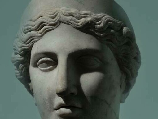 Scultura greca femminile vista frontalmente 