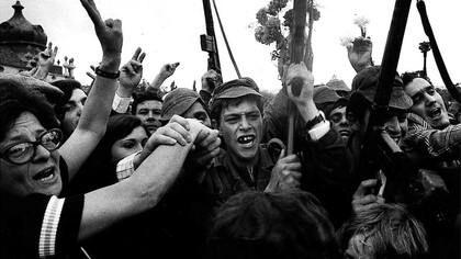 La Revolución de los Claveles