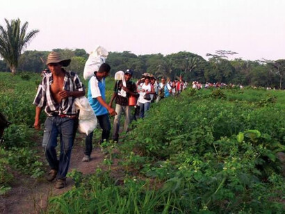 Decenas de colombianos abandonan sus hogares