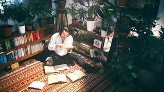 Não, não é justo, lógico e mesmo simplesmente praticável percorrer uma ínfima, infinitamente corrente de escrita… mas isso só se entende no silêncio da pausa, no recato de noite insone, no frio invernoso ou no tropicalismo estonteante de fulgor solar em estio rampante e iluminado até quase à insolação da sede que cria e avança rabiscos por páginas nunca dantes navegadas…