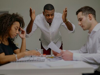 Chefe em discussão com funcionários