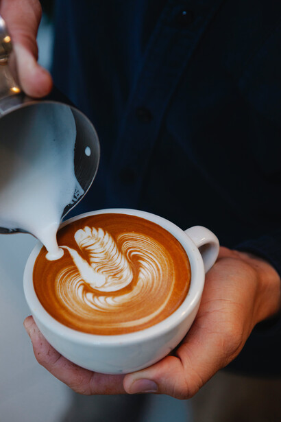 A cafeína é um composto químico classificado como alcaloide e pertence ao grupo das xantinas