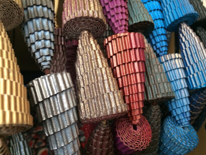 Coni colorati, cartoncino ondulato