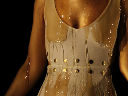 Violaine Higelin, EMPIRE, vidéo (3min 34sec), 2015. Bande sonore réalisée en collaboration avec Hadrien Deveaux. Réalisée dans le cadre de la restitution de résidence du collectif DATA DATA (septembre 2015) au Centre Culturel George Pump It Up, Nancy, et lors du festival Traverse Vidéo 2016, à Toulouse.