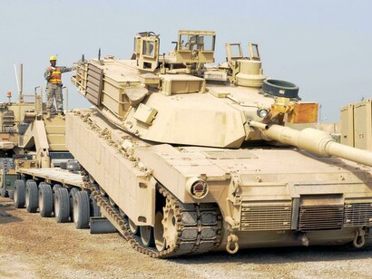 Un tanque M1 Abrams es subido a la plataforma de un remolque en una base estadounidense en Irak (2011)


