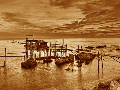Trabocco. Le infinite sfumature del mare nei giorni limpidi e nei giorni di cielo coperto