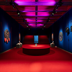 Varios artistas, Érase una vez. Visiones del cielo y la tierra, vista de la exposición. Cortesía de la Pinacoteca