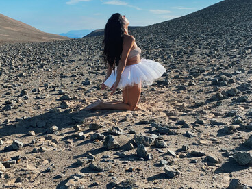 El diálogo entre arte y ciencia permitió explorar cómo una experiencia puede transformarse en memoria, imagen y obra. Estación Atacama UC – Alto Patache, perteneciente a la Pontificia Universidad Católica de Chile