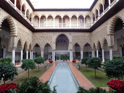 Real Alcázar de Sevilla fue el escenario de los "Jardines del Agua en el reino de Dorne". Lugar inscrito como Patrimonio de la Humanidad de la UNESCO, con la denominación La Catedral, el Alcázar, el Archivo de Indias en Sevilla, España