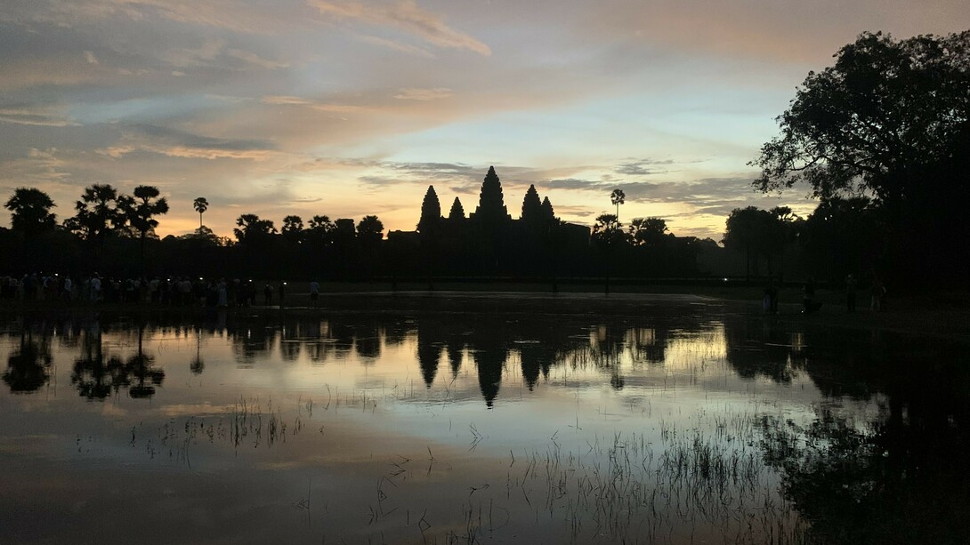 Veduta del complesso di Angkor Wat, Cambogia, illuminato dalle luci dell'alba