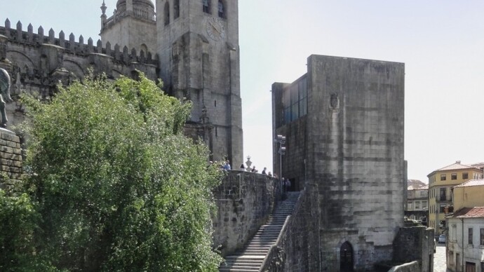 A Casa dos Vinte e Quatro encontra-se ladeada à cota alta pela Sé Catedral