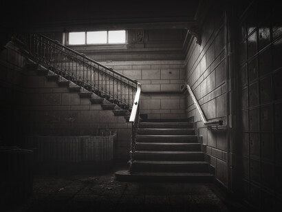 Escaleras en una sótano abandonado