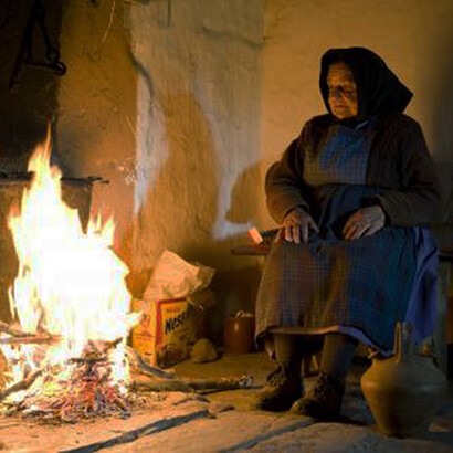 Rosa, una anciana de Reus de 81 años a la que habían expropiado la electricidad, falleció por asfixia después de que una vela quemase el colchón donde dormía
