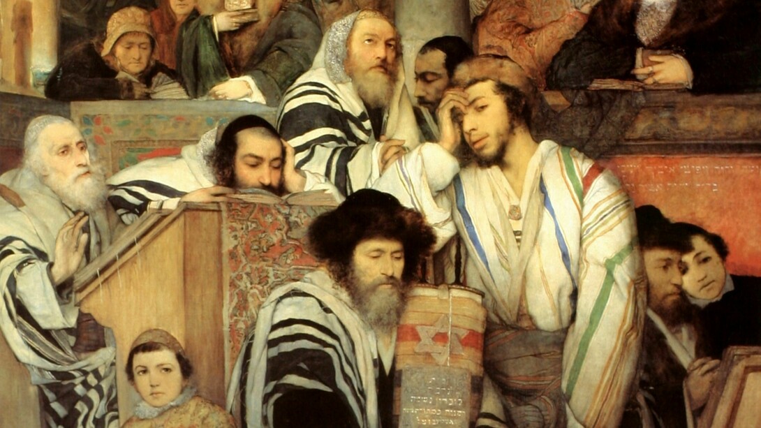 Pintada en Viena, esta obra de Gottlieb titulada "Judíos rezando en la sinagoga en Yom Kipur" retrata la vida comunitaria ashkenazí, reflejando la profunda continuidad cultural e identitaria analizada en el texto. (Museo de Tel Aviv)