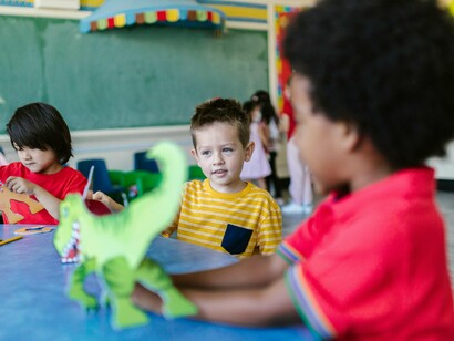 No período colonial, as oportunidades educativas para crianças eram extremamente limitadas e focavam-se, essencialmente, na educação primária para poucos privilegiados, deixando de fora a grande maioria da população indígena