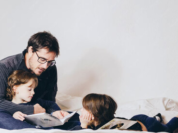 La indiferencia de gobiernos y empleadores ante la crisis del cuidado no es solo injusta. Es "el abandono deliberado y la destrucción de nuestra humanidad". Los padres y las madres están estirados hasta el punto de quiebre o hasta que no se pueda más. Informe "Situación de los padres en el mundo en 2026: al límite de sus fuerzas"