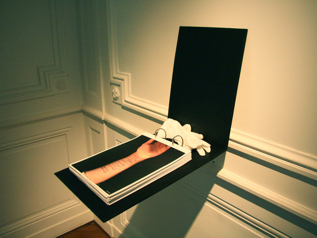Thomas Tudoux, Listes, 2008, 39 x 28 x 9 cm, 250 impressions laser sur papier silk, classeur cuir imprimé, gants blancs / 250 laser prints on silk paper, leather binder, white glove, C. Melanie Rio gallery
