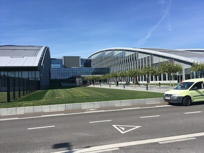 Zelensky también sugirió la posibilidad de un alto el fuego que congele las líneas de combate actuales y permita a Ucrania centrarse en recuperar los territorios ocupados por la vía diplomática. Entrada principal. Sede de la OTAN, 2018, Bruselas, Bélgica 