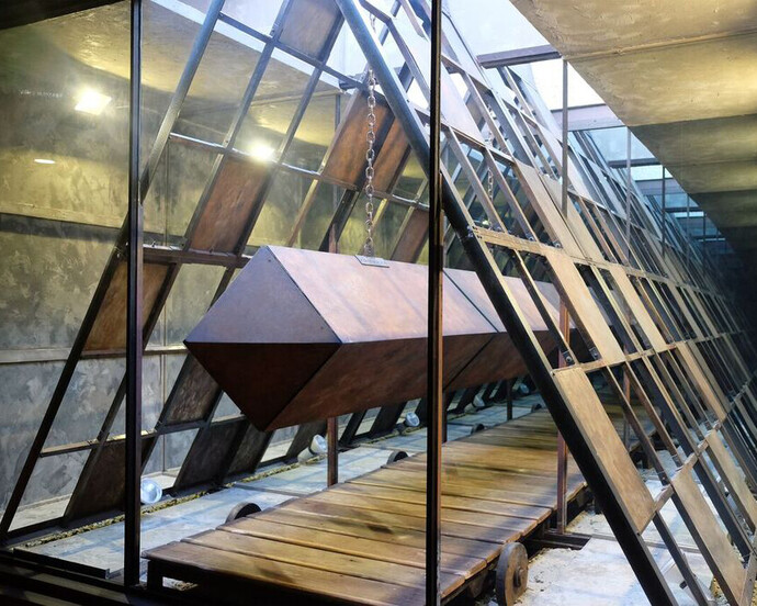 Mark Justiniani, Break, 2017, reflective media, lights, objects, 260 x 365.8 x 152.5 cm© Mark Justiniani, courtesy of Mizuma Gallery